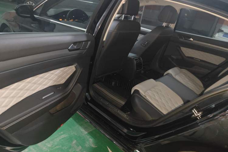 Used Volkswagen Magotan 2023 2 Million Units Limited Edition 330TSI DSG Leading Version
