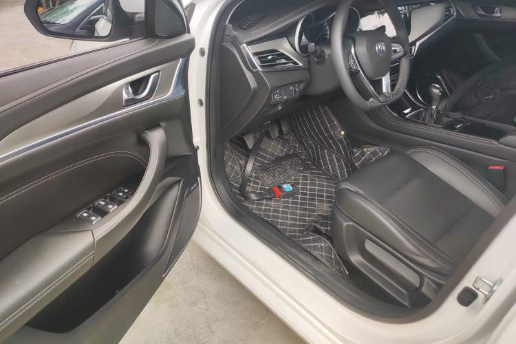 Used Changan Eado 2018 High-Energy Edition 1.6L GDI Manual Pioneer Model China V Standard
