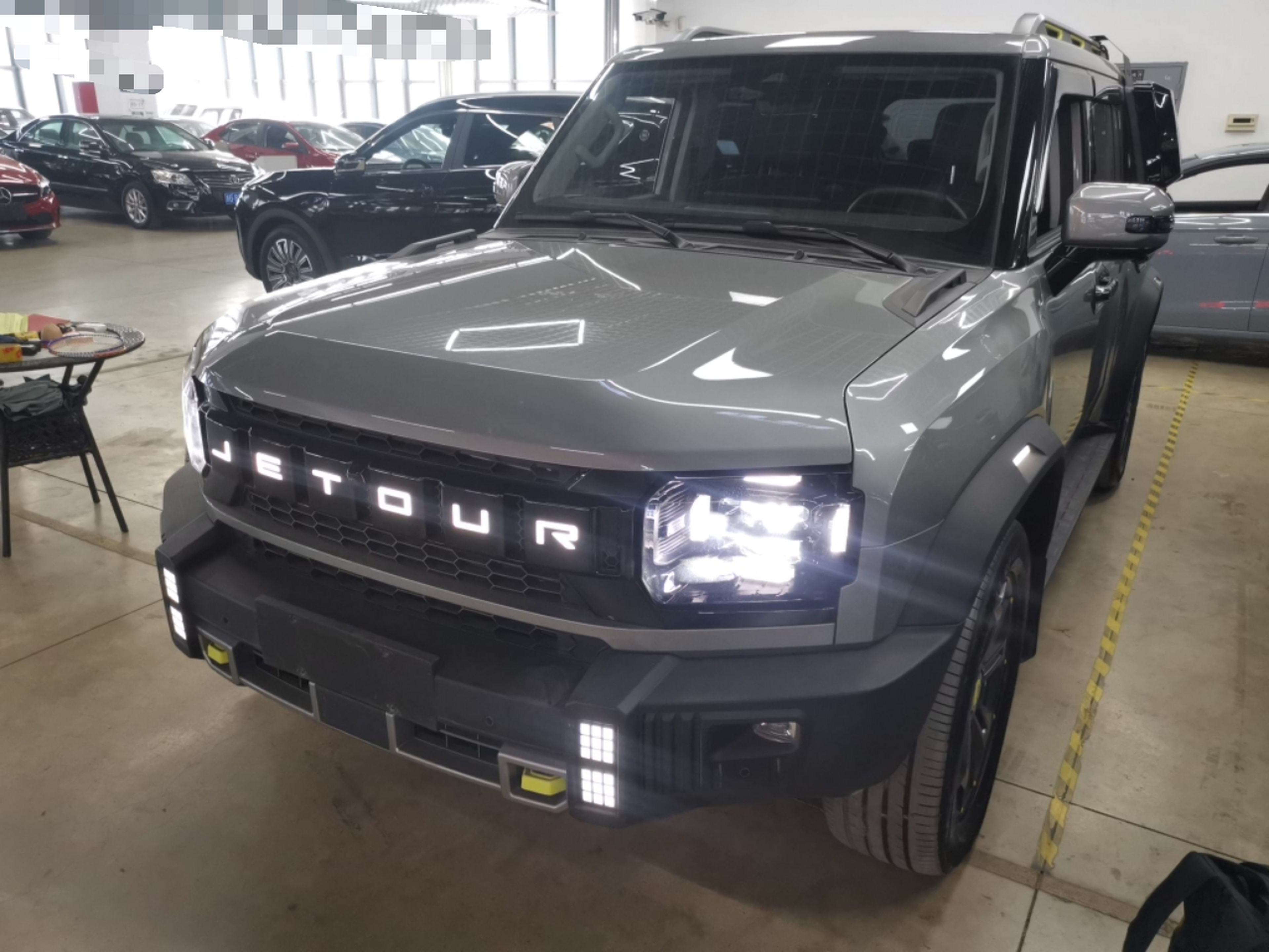 تحت مقدمة السيارة