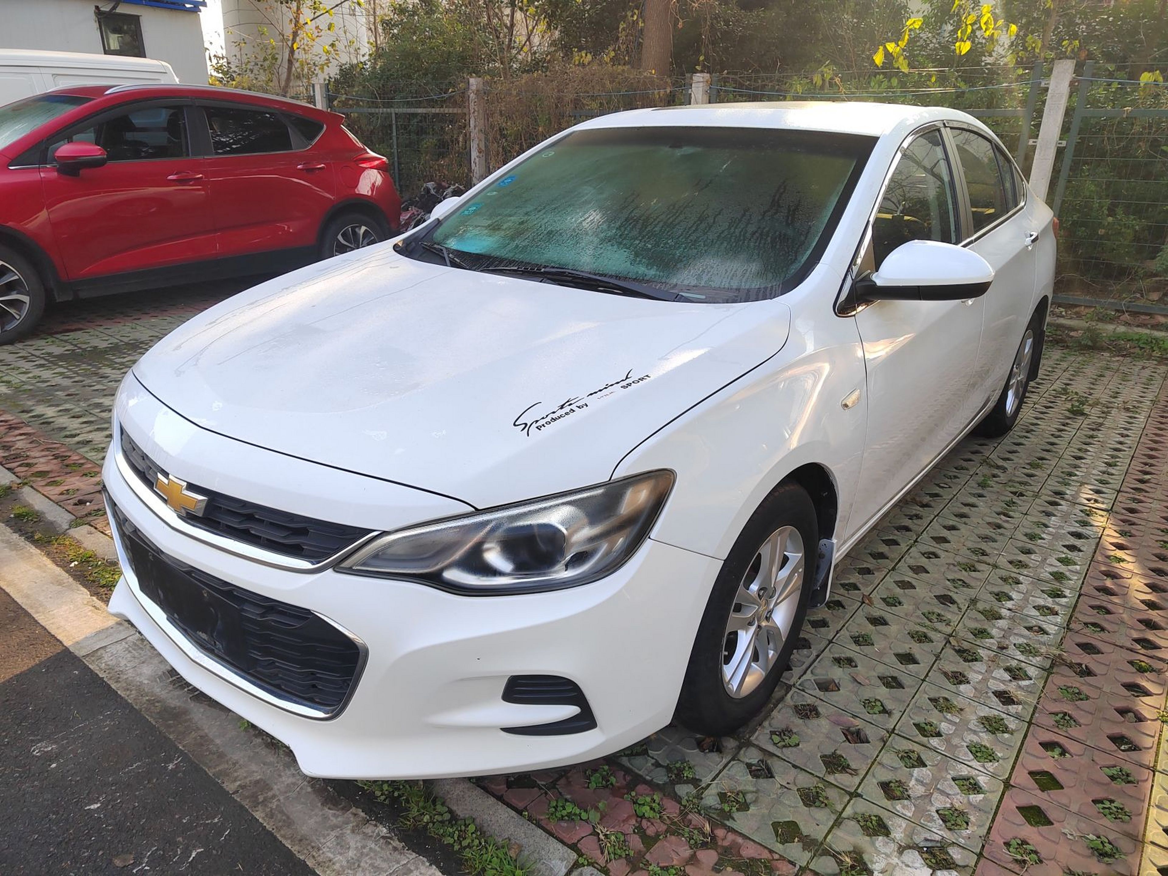 Под передней частью автомобиля