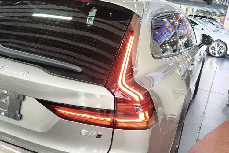 Used Volvo V90 2021 Cross Country B5 AWD Smart Range Edition
