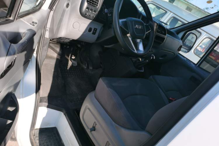 Used JMC Transit 2019 2.8T Commercial Version Short Wheelbase Mid-Roof 3-Seater China VI Standard JX493