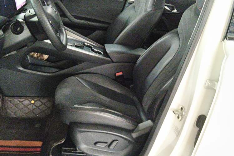 Used Roewe D5X DMH 2024 135 Tech Edition