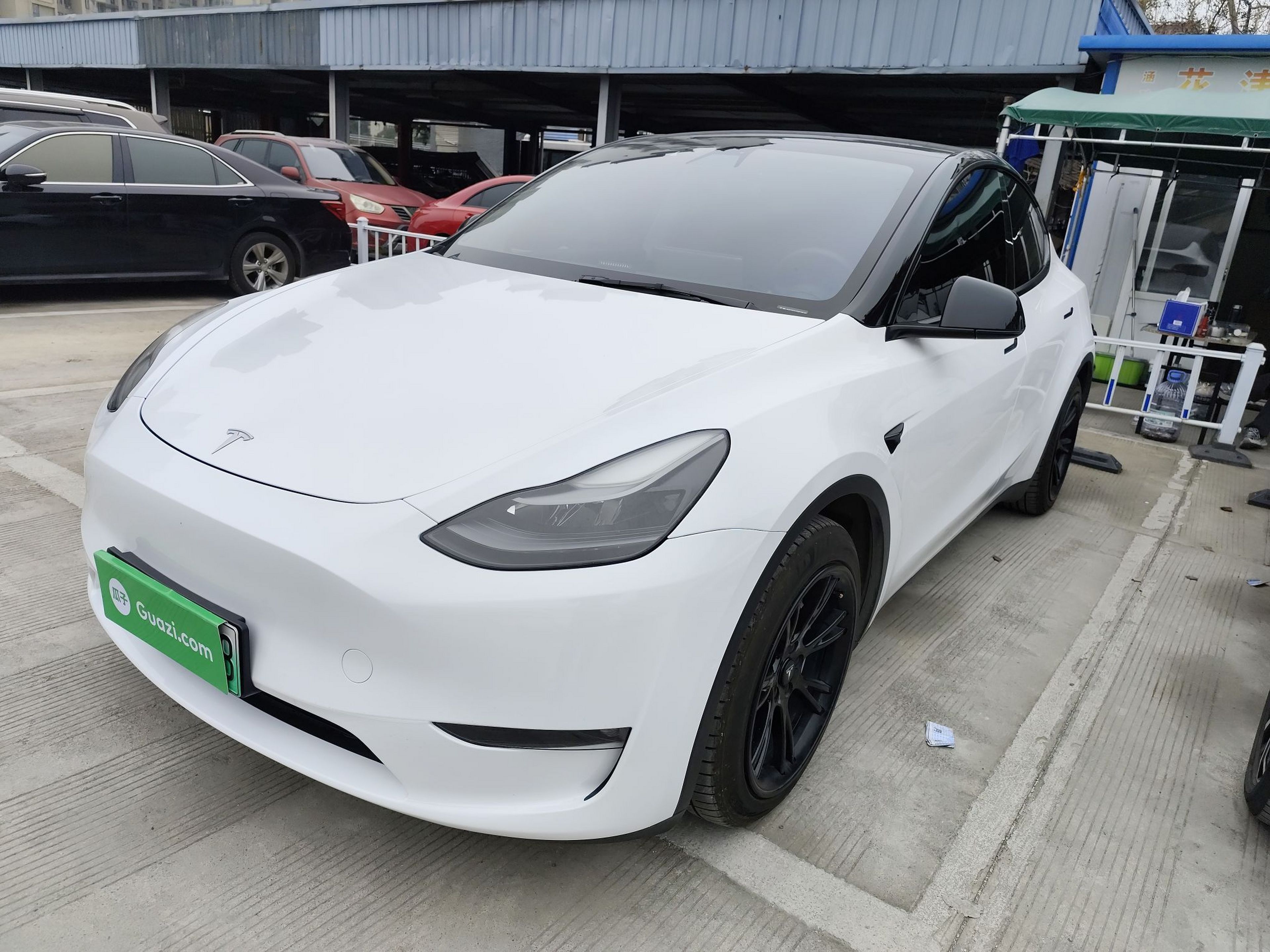 تحت مقدمة السيارة