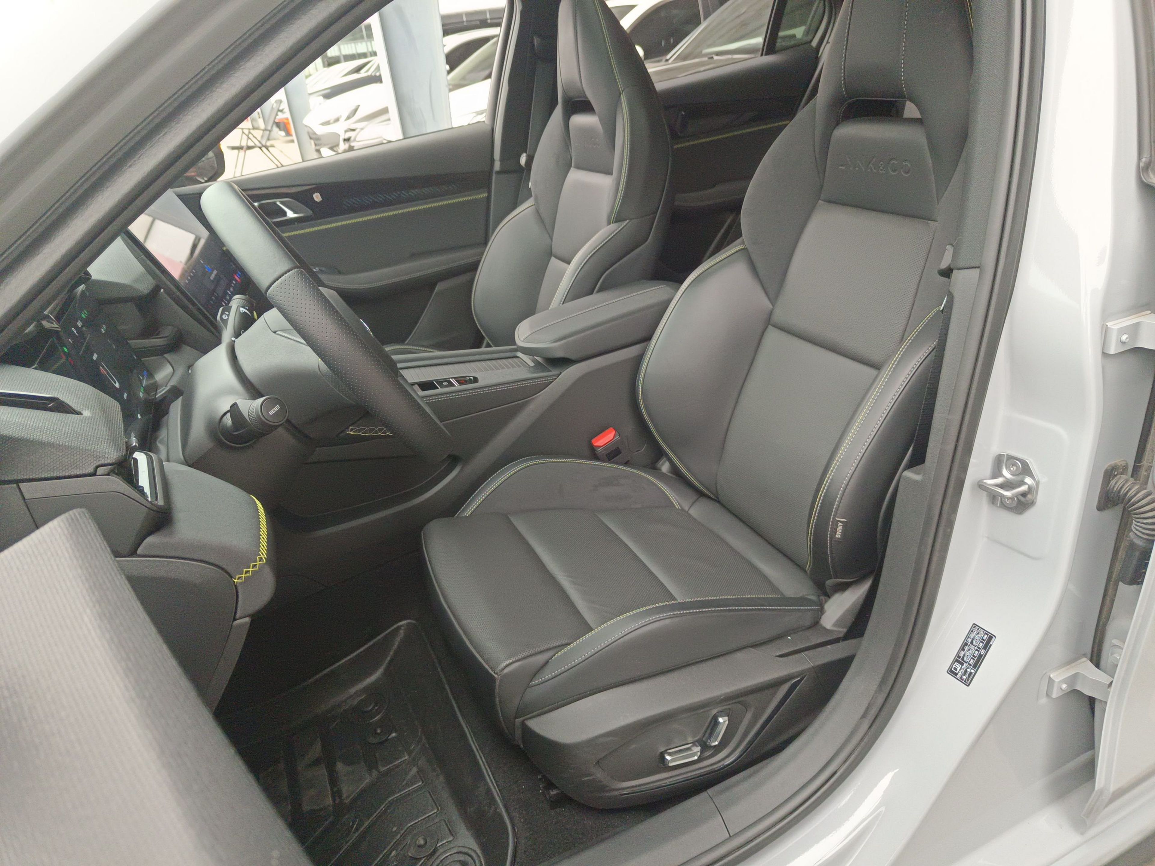 المقاعد الأمامية داخل السيارة