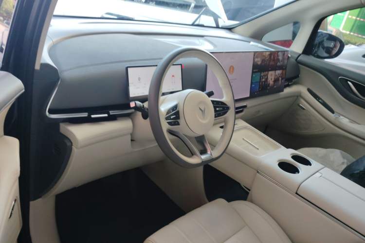 Used VOYAH Dream 2025 PHEV Four-Wheel Drive Excellence Kunpeng Edition
