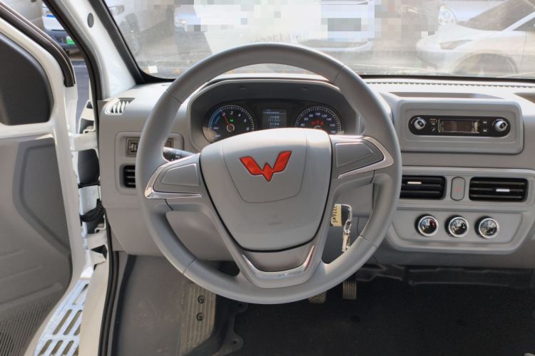 Used Wuling Yangguang 2024 300KM Comfort Version Passenger Van 75kW