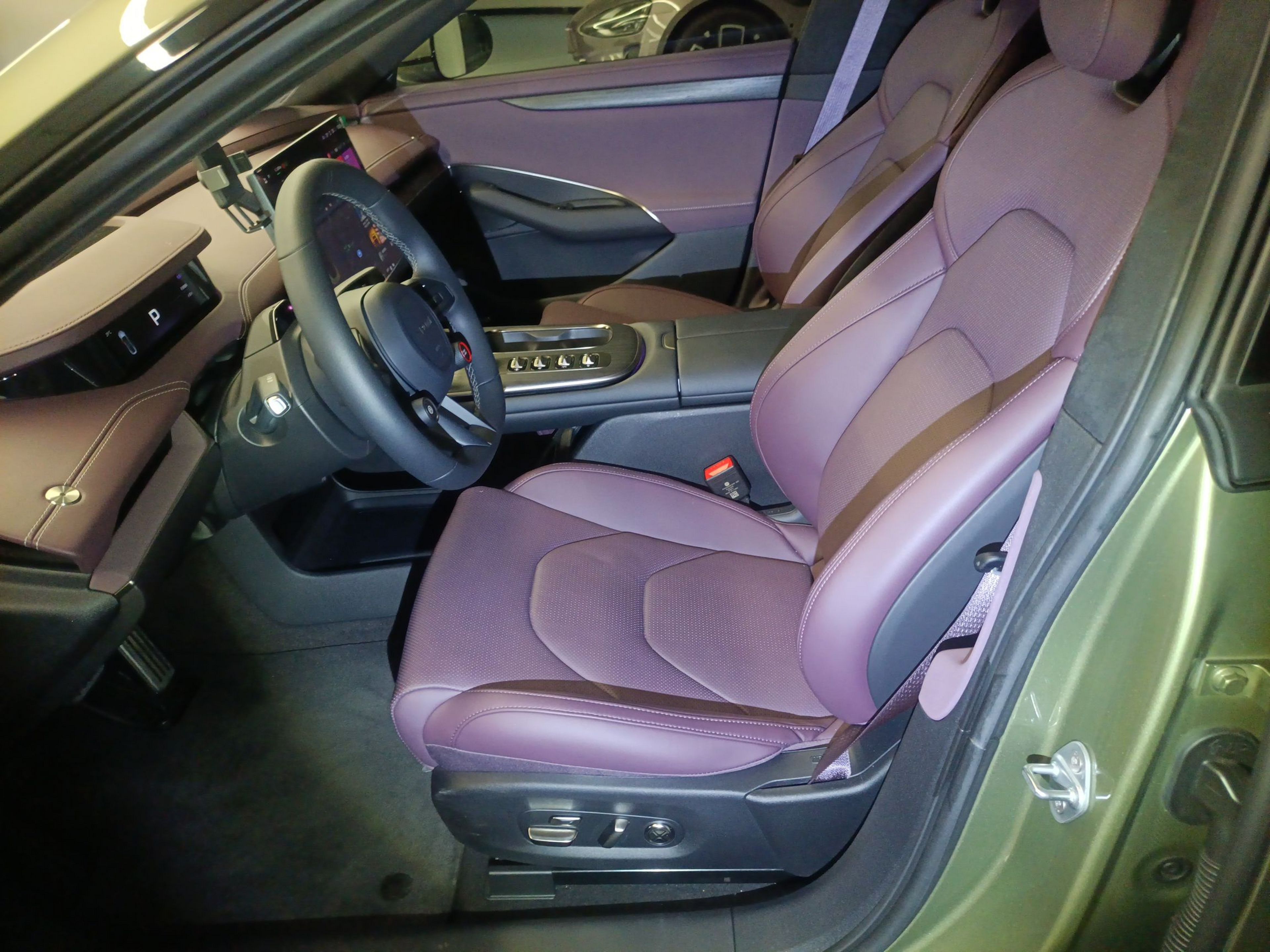 المقاعد الأمامية داخل السيارة