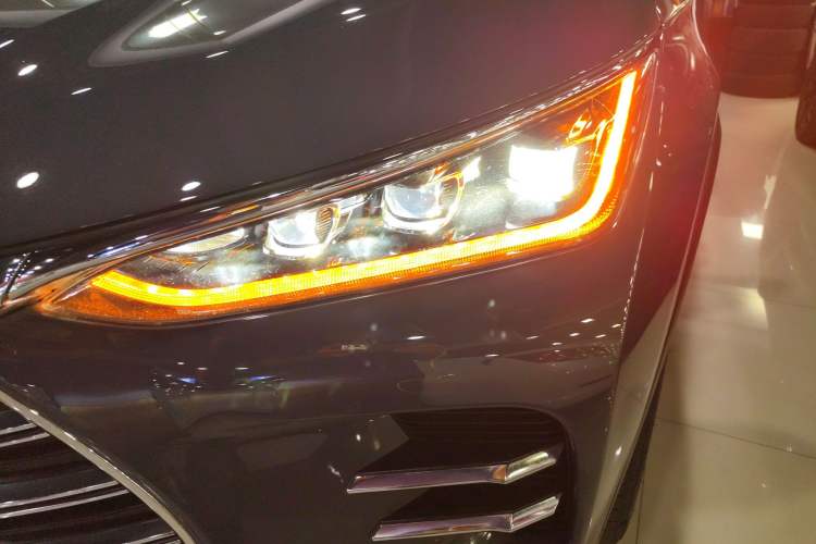 Used BYD Tang New Energy 2018 DM 2.0T All-Wheel Drive Smart Connectivity Luxury Model 7 Seats China V Emission Standard
