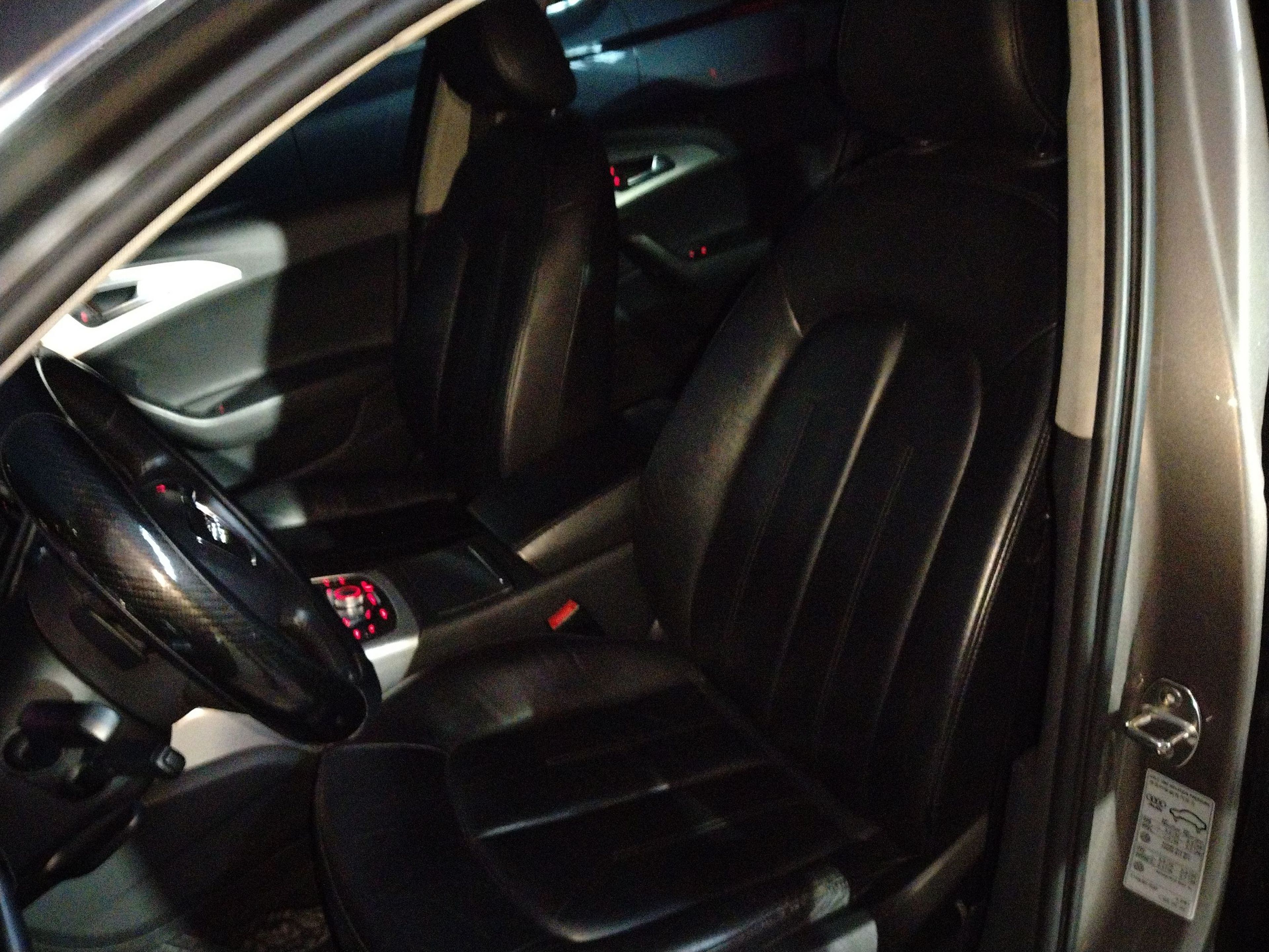 المقاعد الأمامية داخل السيارة