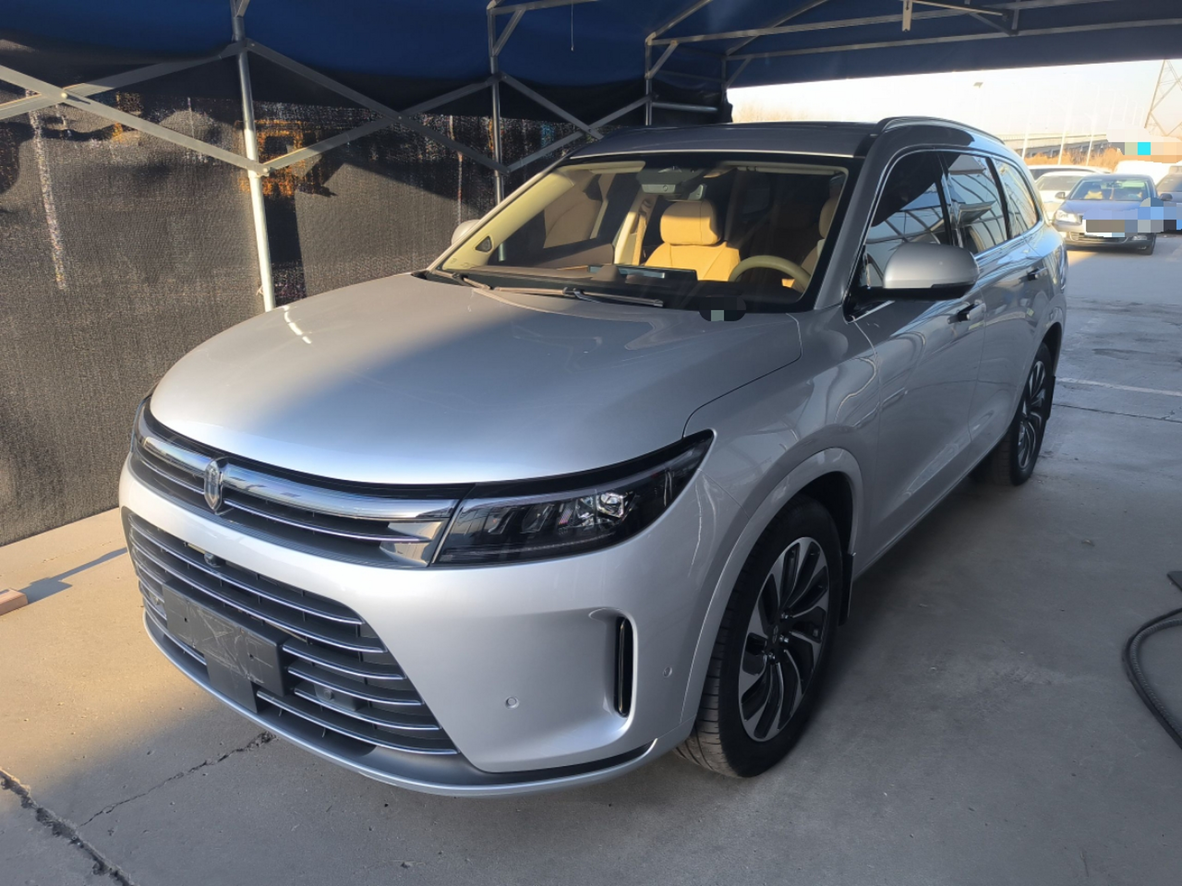 تحت مقدمة السيارة