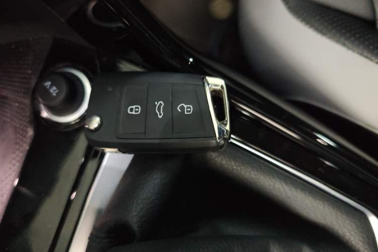 Used Volkswagen T-ROC 2023 300TSI DSG Two-Wheel-Drive Chen Guang Edition
