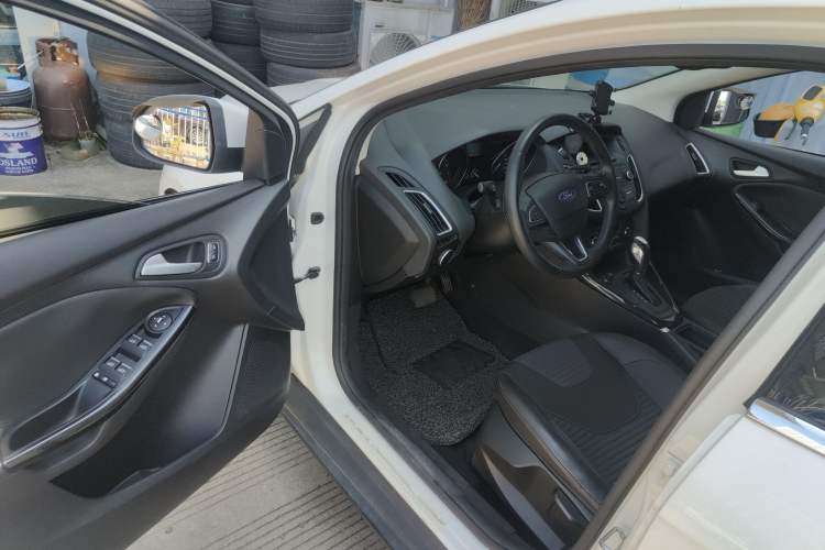 Used Ford Focus 2015 Hatchback 1.6L Automatic Fashion Edition
