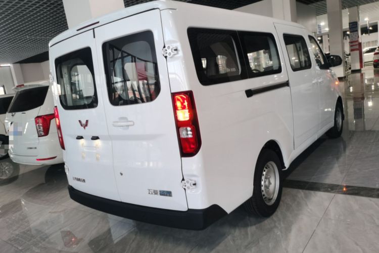 Used Wuling Yangguang 2024 300KM Comfort Version Passenger Van 75kW
