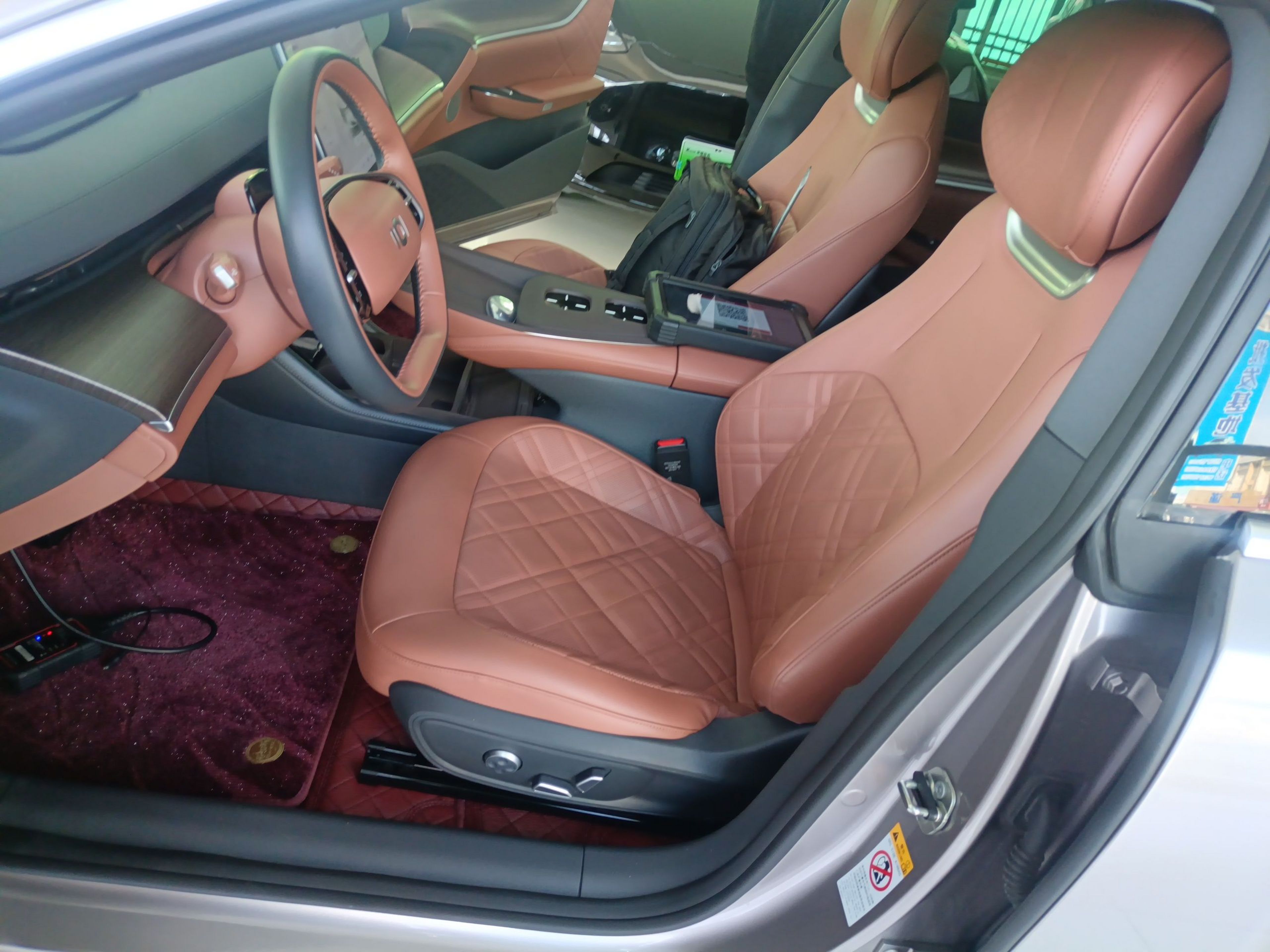 المقاعد الأمامية داخل السيارة