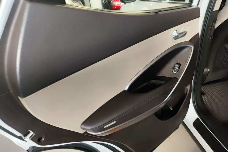 Used Hyundai Santa Fe 2013 2.4L Automatic 4x4 Smart Version
