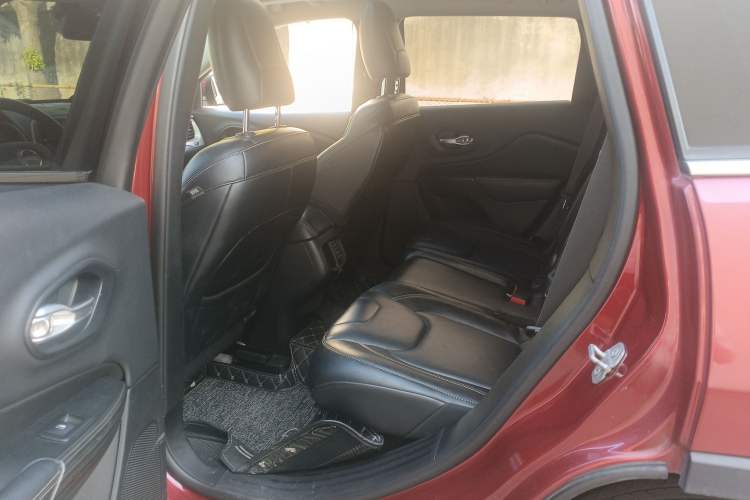 Used  Cherokee 2014 2.4L Luxury Edition
