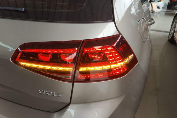 Used Volkswagen Golf 2017 1.6L Automatic Comfort Million-Vehicle Anniversary Edition
