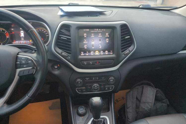 Used  Cherokee 2016 2.4L Superior Edition