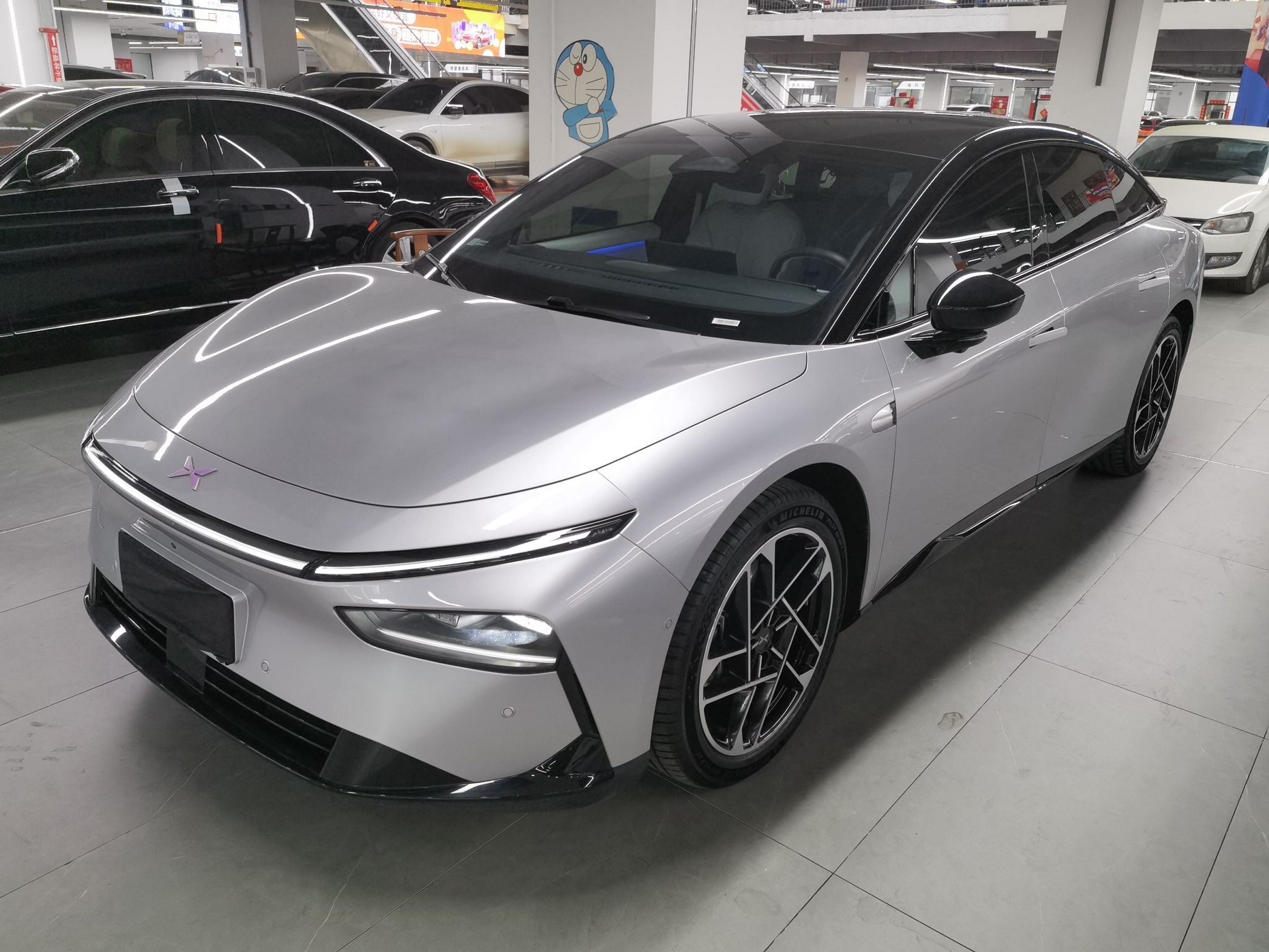 Под передней частью автомобиля