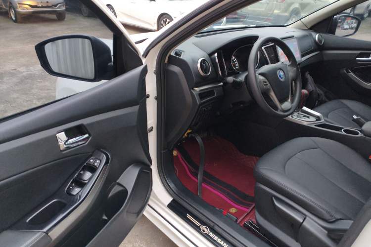 Used Venucia T70 2016 2.0L CVT Smart Edition
