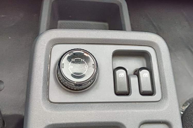 Used Wuling Yangguang 2024 300km Comfort-Grade Passenger Van 60kW
