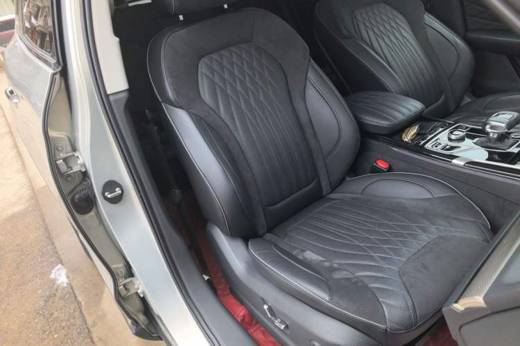 Used Hongqi HS5 2022 Facelifted Version 2.0T Smart Connect Flagship All-Wheel-Drive Edition

