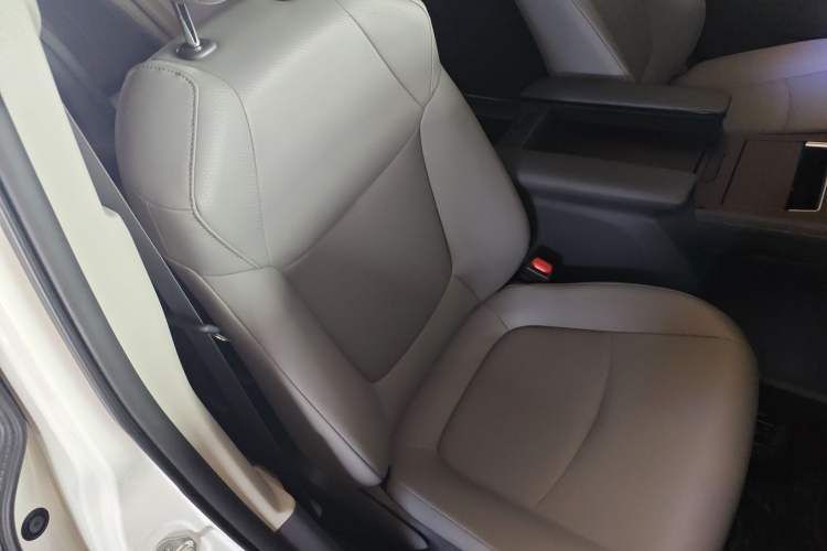 Used Toyota Granvia 2024 2.5L Hybrid Comfort Edition
