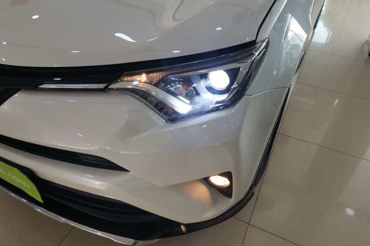 Used Toyota RAV4 2016 2.0L CVT Two-Wheel Drive Fashion Edition China V Standard
