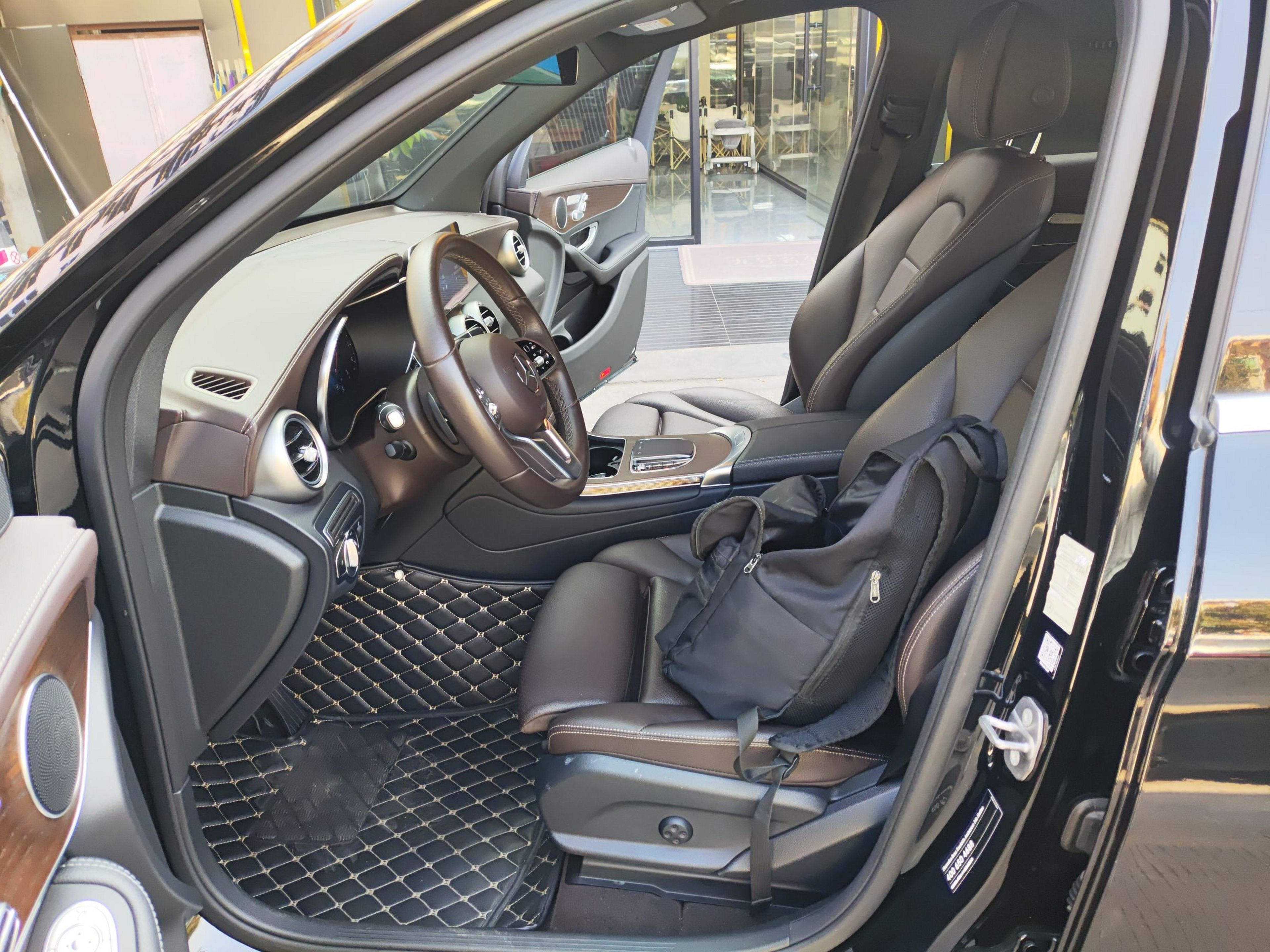 Переднее сиденье в автомобиле