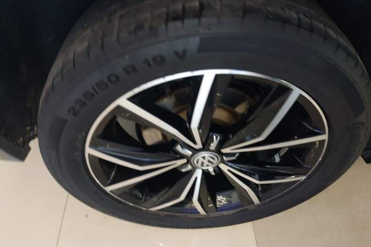 Used Volkswagen Tiguan L 2020 330TSI Automatic Two-Wheel Drive Smart Luxury Edition China VI Standard
