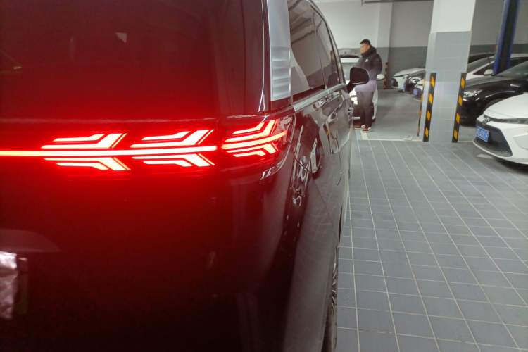 Used Denza D9 2025 DM-i Smart Drive 1020 Four-Wheel Drive Deluxe Model
