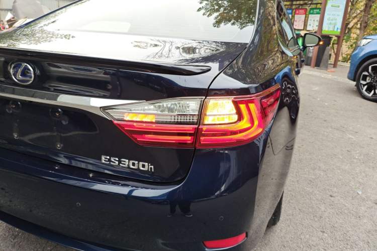 Used Lexus ES 2015 300h Comfort Edition
