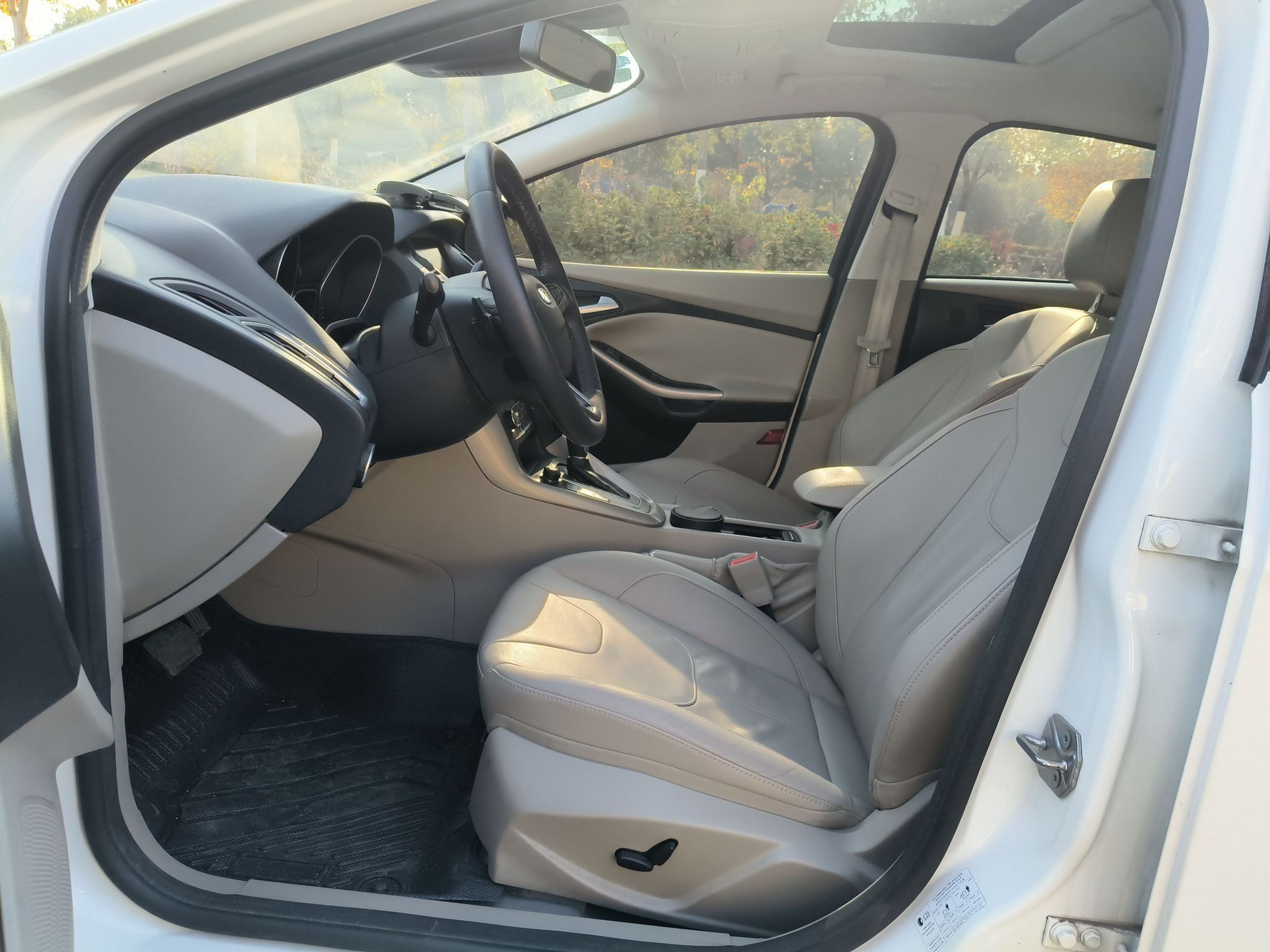 Переднее сиденье в автомобиле