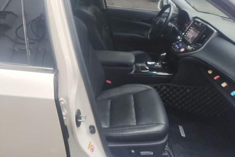 Used Toyota Crown 2015 2.0T Fashion Edition
