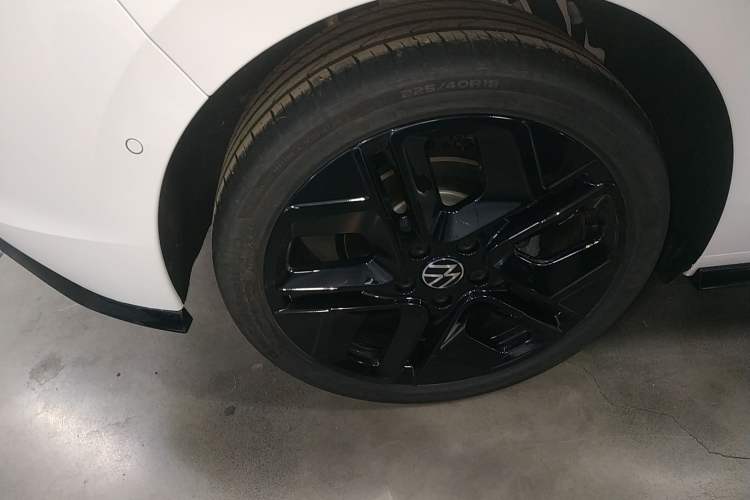 Used Volkswagen Golf 2025 300TSI R-Line
