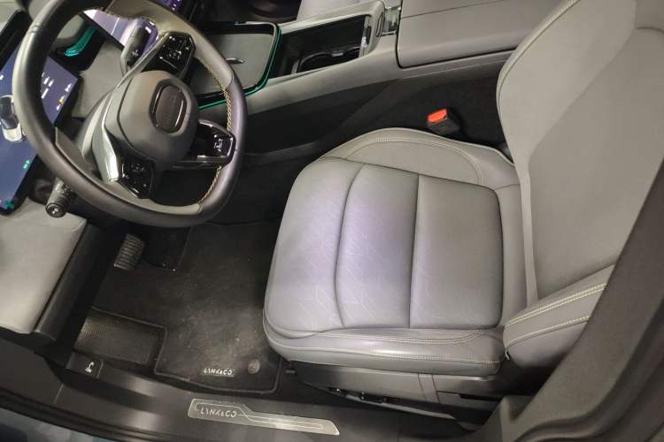 Used Lynk & Co 08 EM-P 2025 220 km All-Wheel-Drive Performance Halo
