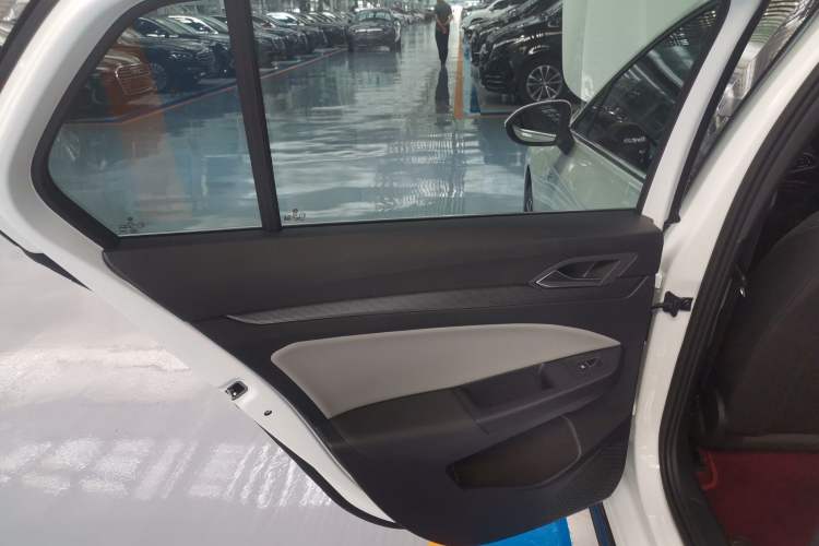 Used Volkswagen Golf 2025 300TSI R-Line
