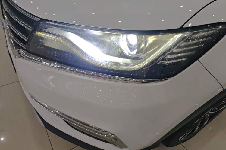 Used Roewe RX5 2016 20T Two-Wheel Drive Automatic Internet Smart Edition
