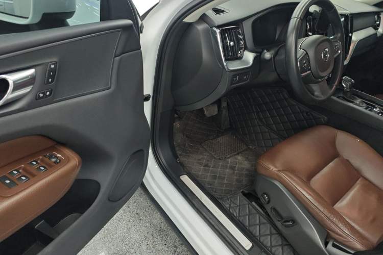 Used Volvo XC60 2019 T5 4x4 Zhiyuan Edition China VI Standard
