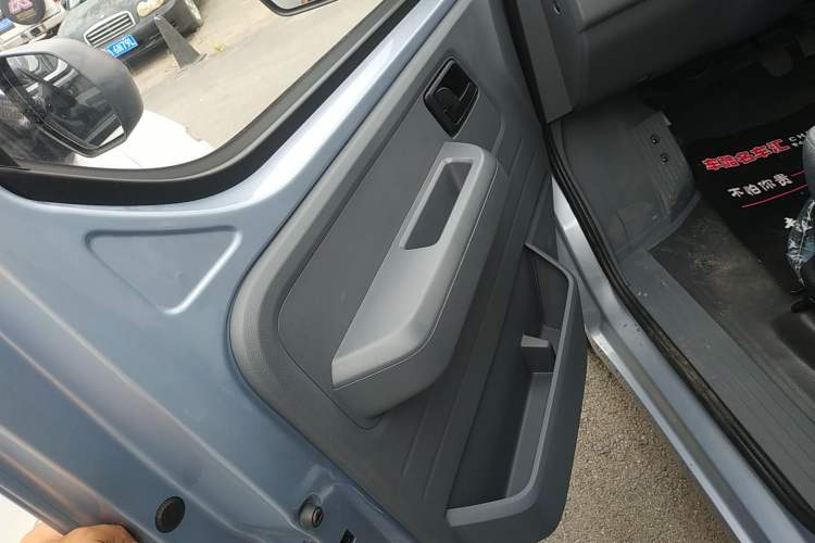 Used Wuling Yangguang 2024 300KM Comfort Version Passenger Van 75kW
