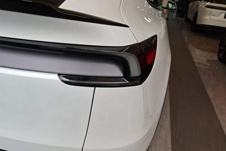 Used Tesla Model Y L 2025 Long-Range All-Wheel-Drive Version
