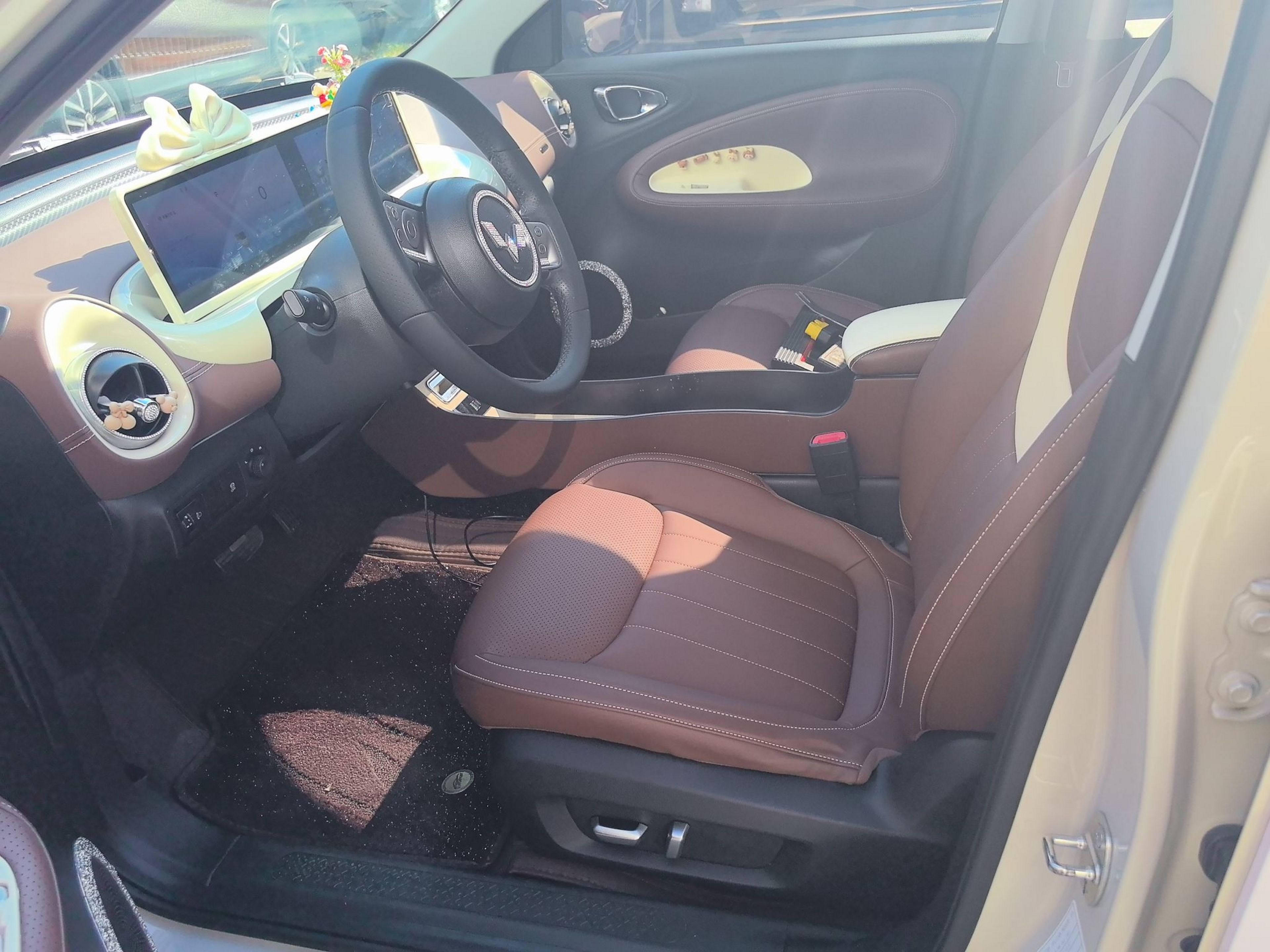 المقاعد الأمامية داخل السيارة