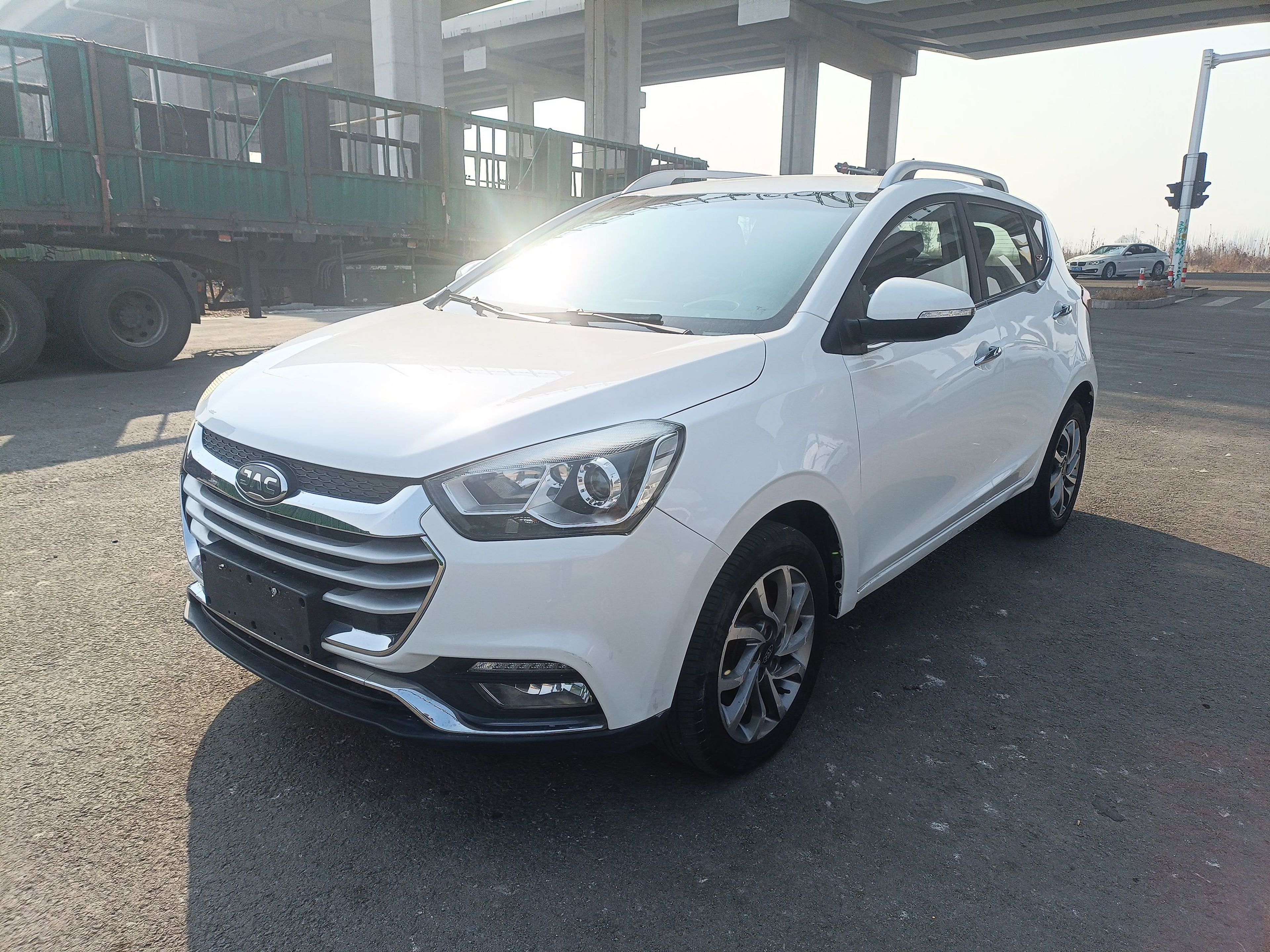 Под передней частью автомобиля