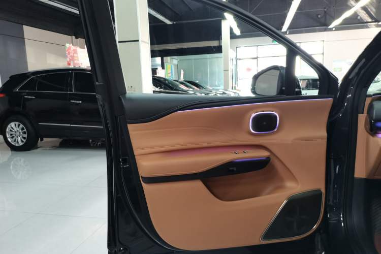 Used  HL 2025 700 Ultra Six-Seater All-Wheel-Drive LiDAR Version
