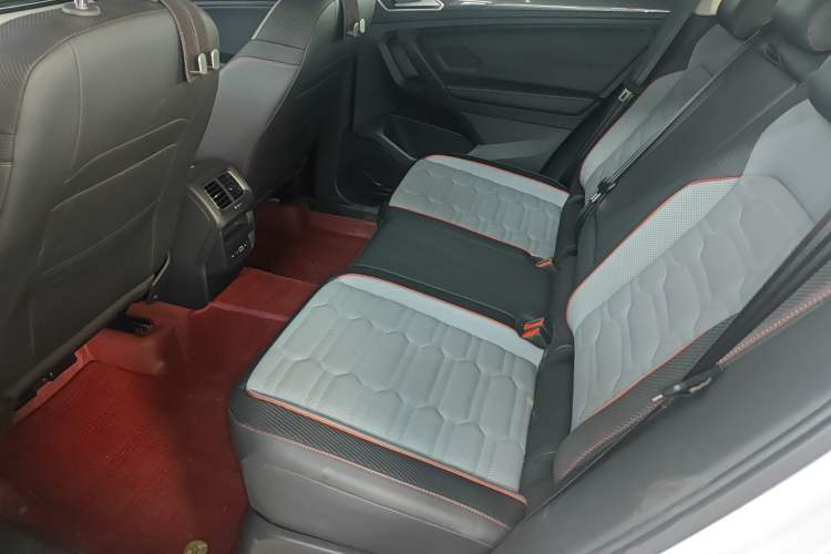 Used Volkswagen Tiguan L 2025 Model Outstanding Version 330TSI Automatic Two-Wheel Drive R-Line Longyao Edition
