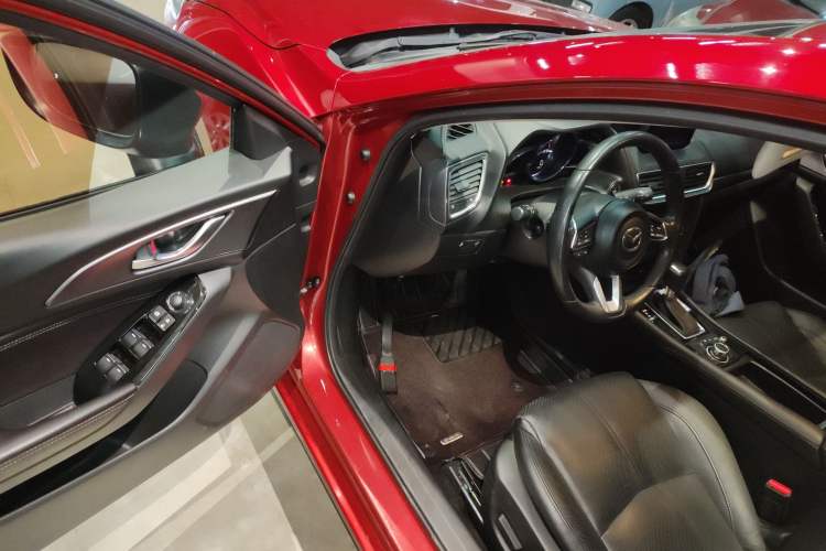 Used Mazda Mazda 3 Axela 2017 Hatchback 2.0L Automatic Sport Model China V Emission Standard
