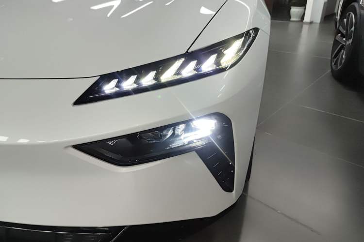 Used  eπ007 2024 Range-Extended 200 Air Edition