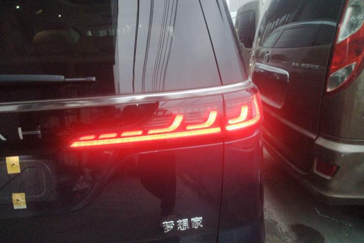 Used VOYAH Dream 2025 PHEV Four-Wheel-Drive Flagship Kunpeng Edition
