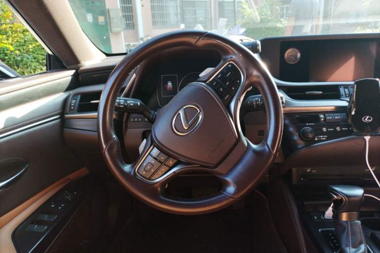 Used Lexus ES 2018 300h Premier Edition China VI Standard
